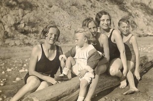 Chapter 17 - Doris, second from right, with some of Bill's siblings