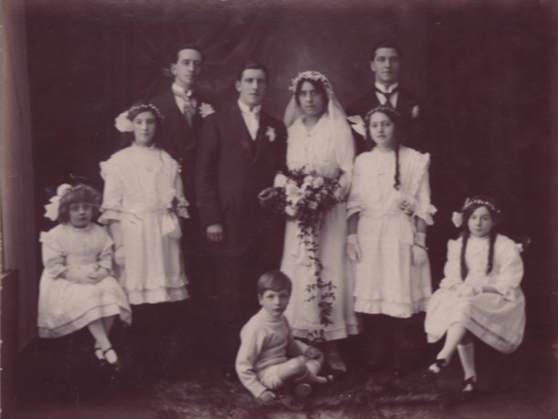 1916, wedding party Clara and Bert