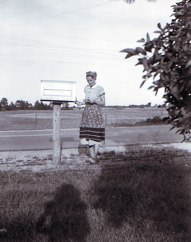1953 006 Copenhage, Mom & mailbox